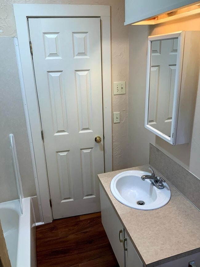 Building Photo - 1 Bedroom Duplex in Midtown Near the Whit