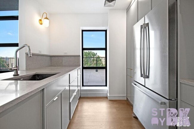 Building Photo - 3 bedroom in Brooklyn NY 11232