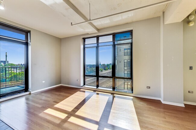 Building Photo - SW CORNER 2 BED / 2 BATH CONDO IN UNIVERSI...
