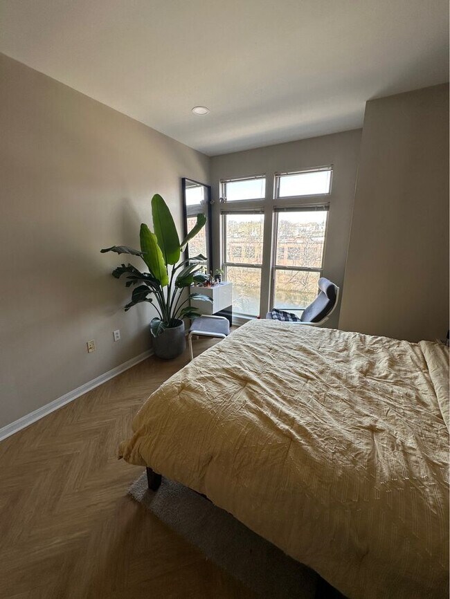 Building Photo - 903 Providence Pl