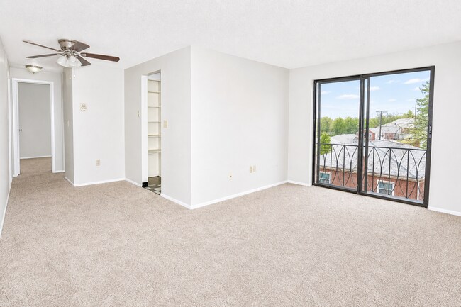 Interior Photo - FOUNTAIN SQUARE APARTMENTS -- 008