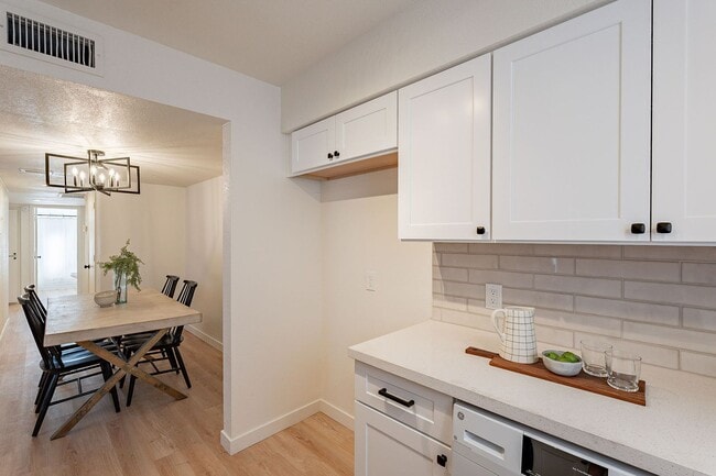 Building Photo - 2nd floor unit with all the upgrades!