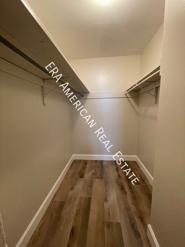 Building Photo - 613 Colonial Dr