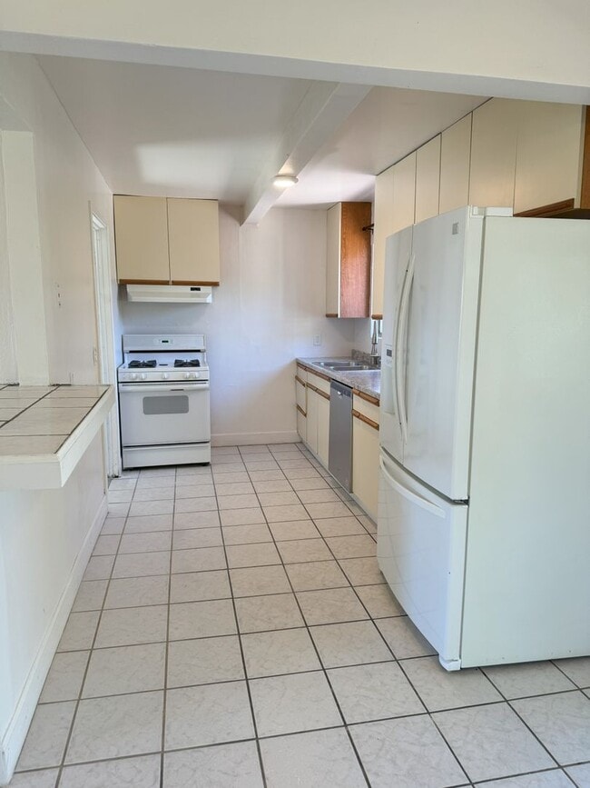 Building Photo - Charming 2 Bedroom home with large park like backyard