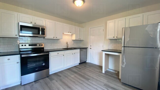 Building Photo - 2-Bed Home in Oakridge Community - Renovated