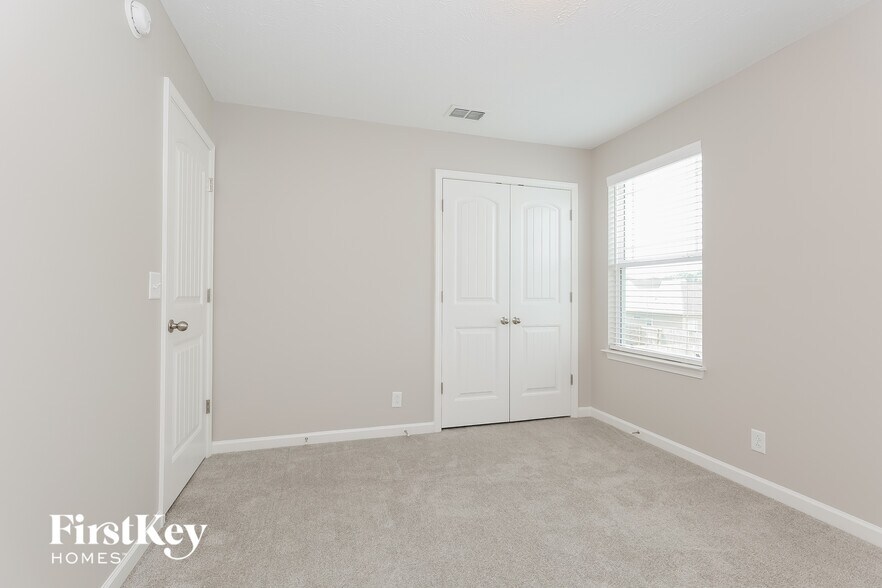 Building Photo - 2230 Oak Dr