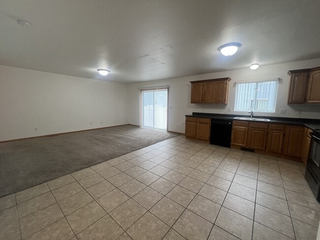 Building Photo - 4281 Estate Dr S