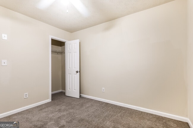 Building Photo - 2585 Lake Royale Dr