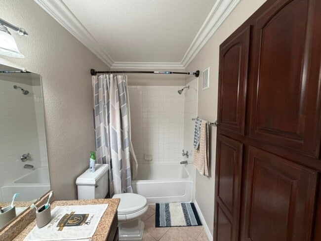 Building Photo - A Fantastic and Super Clean 1 Bedroom, 1 Bathroom upstairs unit.