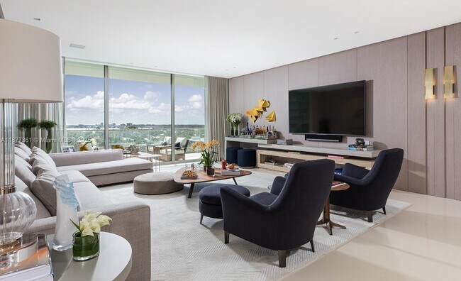 Building Photo - 10201 Collins Ave