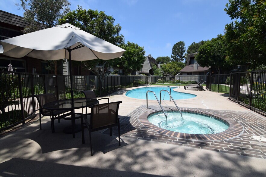 Building Photo - 13340 Maxella Ave