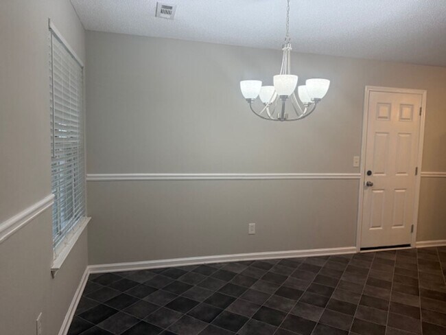 Building Photo - Charming 3BR / 2 Bath Ranch in Hampton!