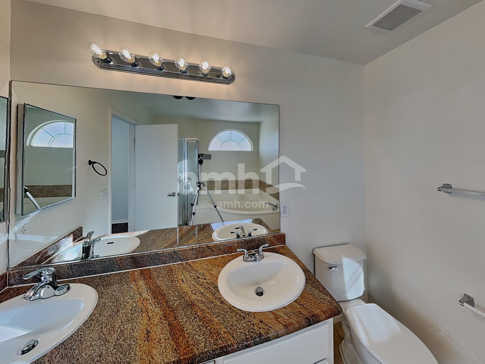 Building Photo - 1951 Silver Whisper Ave