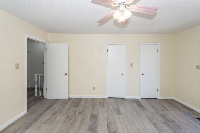 Building Photo - 2 Bedroom, 1.5 Bathroom Townhome - Summerville