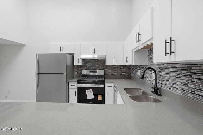 Building Photo - 821 Los Lagos Way