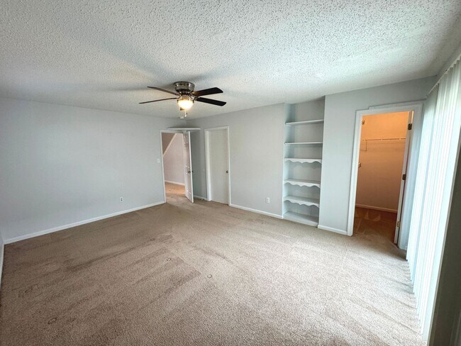 Building Photo - End unit Townhome in the heart of Chesapeake! Available Late July