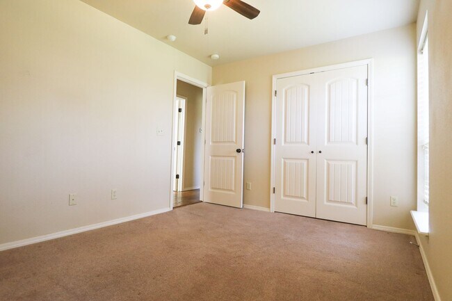 Building Photo - Spacious 4 bedroom 3 bathroom home In Sand Springs