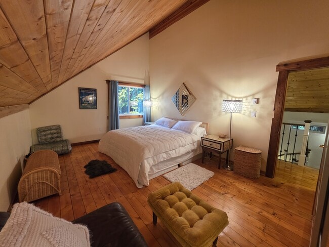 Building Photo - 713 Claire Ln