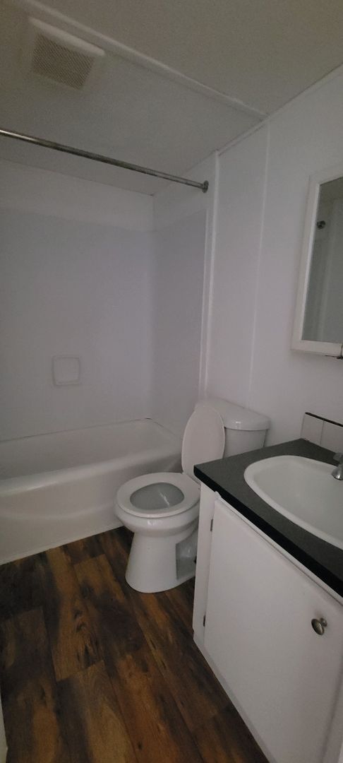 Building Photo - Ready to Move in