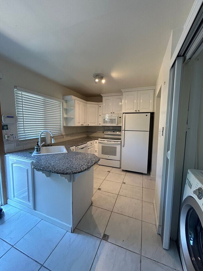 Building Photo - 8915 Salmon Falls Dr