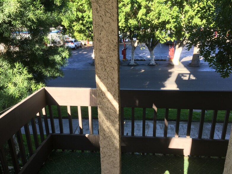 Wrap-around balcony/patio - 5310 Circle Dr