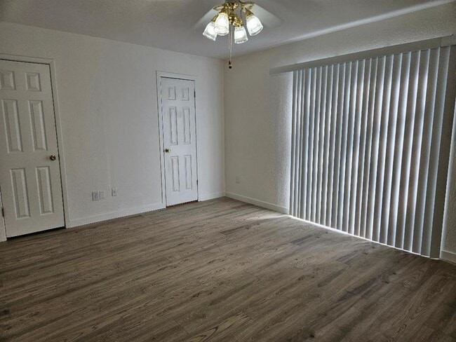 Building Photo - 1511 W Mesa Park Dr