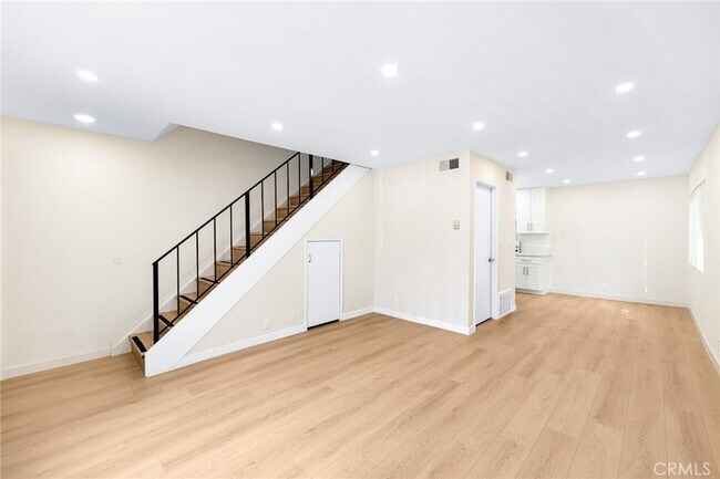 Building Photo - 333 Riverdale Dr