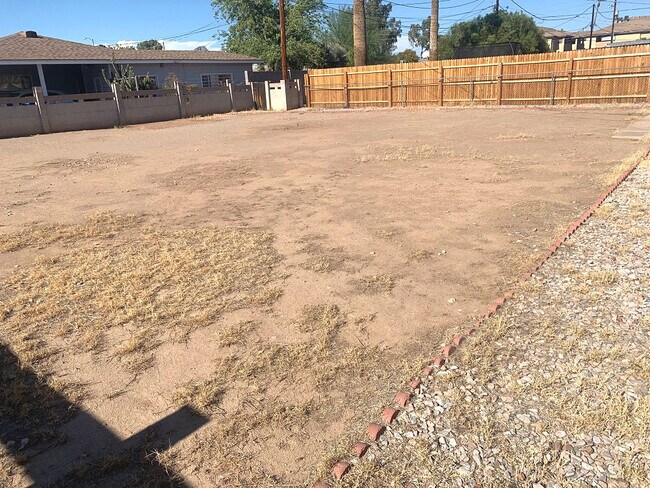 Building Photo - 1026 E Highland Ave