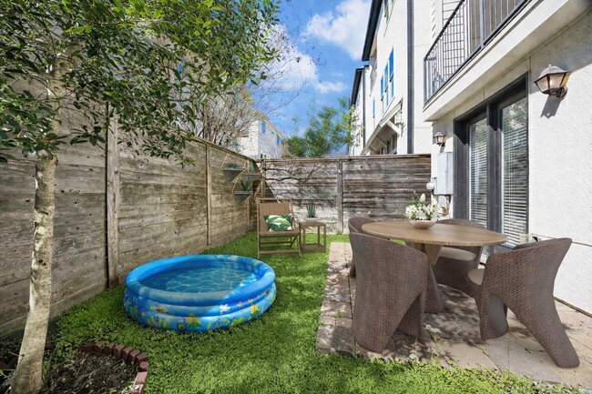 Building Photo - 2016 Covent Garden Station