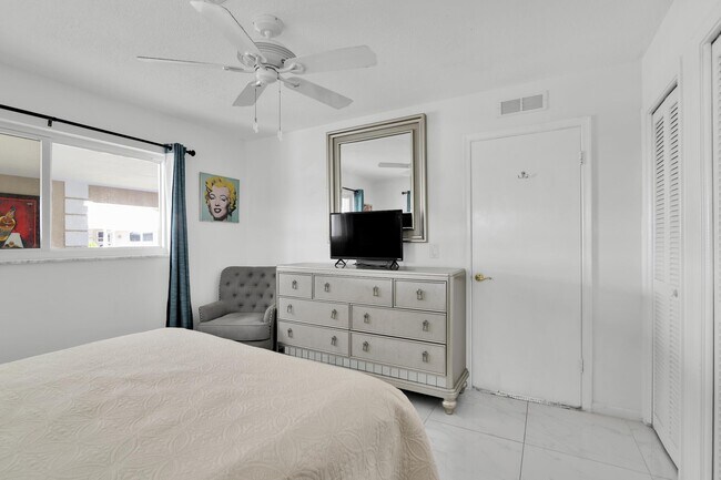 Building Photo - 450 French Royale Cir