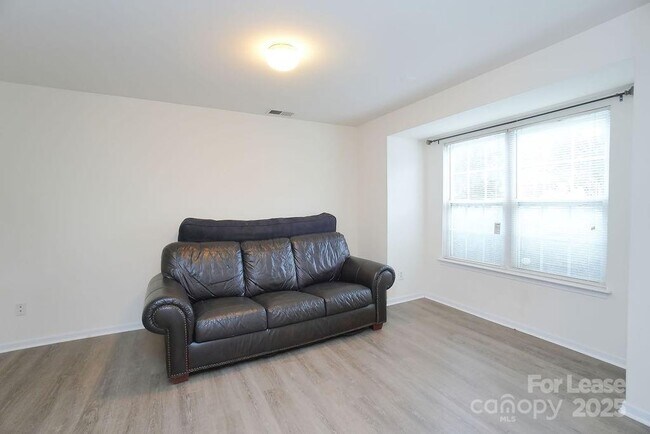 Building Photo - 9858 Treeside Ln