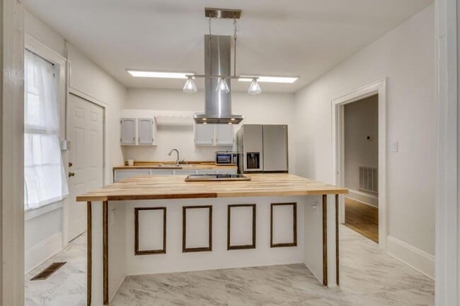 Building Photo - 818 5th St