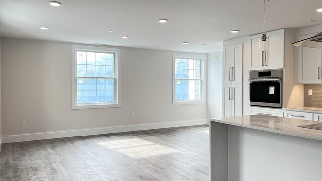 Building Photo - 131 Cambridge St