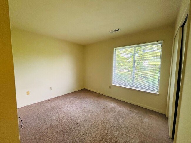 Building Photo - 884 Newport Terrace