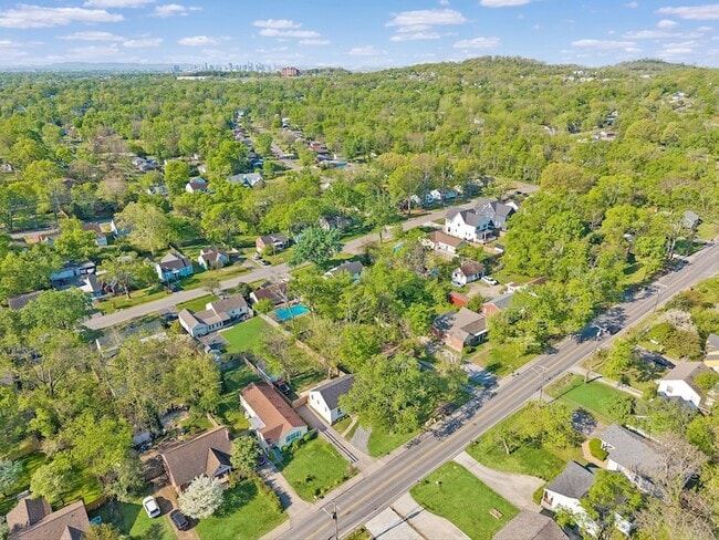 Building Photo - 902 Broadmoor Dr