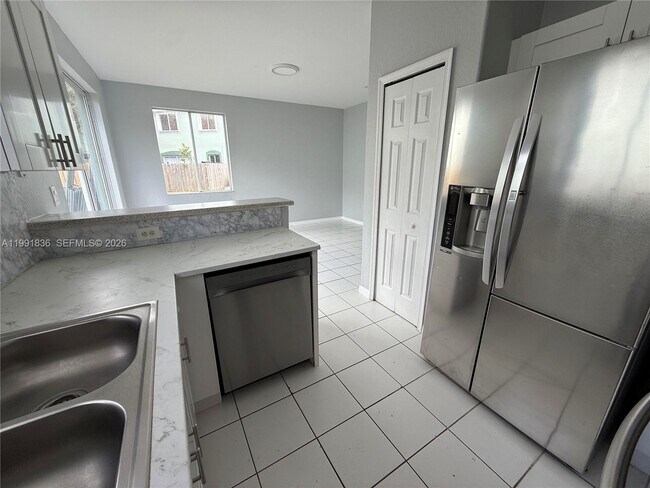 Building Photo - 1586 SE 27th Ct