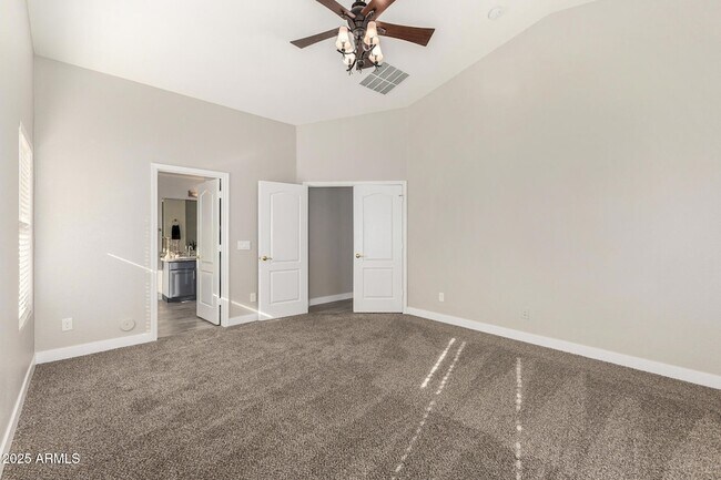 Building Photo - 911 E Lovegrass Dr