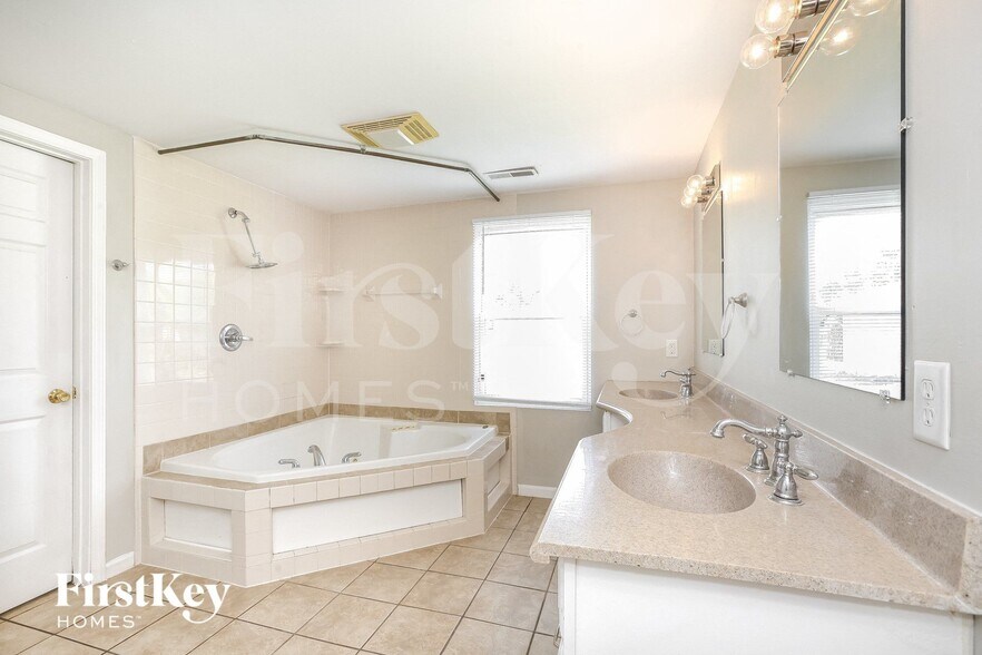 Building Photo - 3312 S Parker Ave