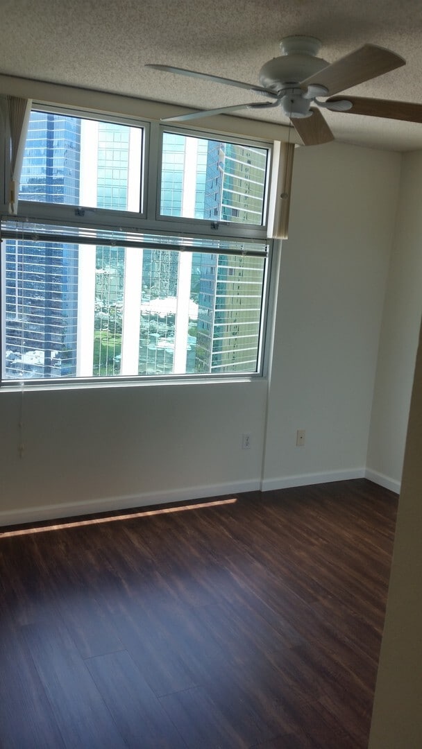 Building Photo - UPGRADED and AFFORDABLE in Kakaako!