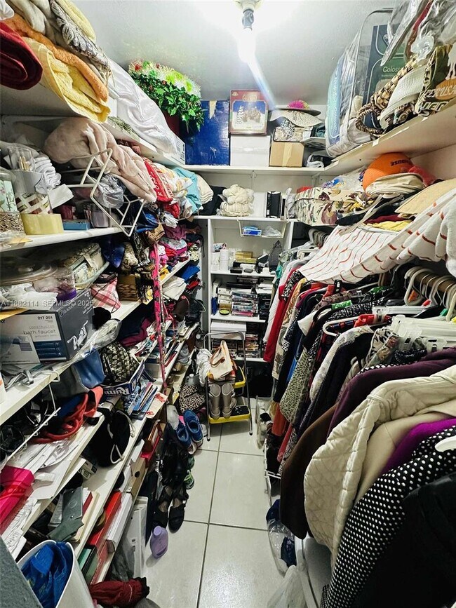 Building Photo - 415 NE 2nd St