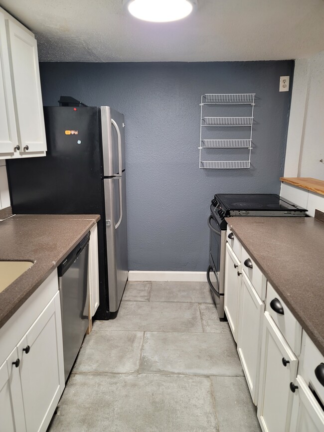 Kitchen - 811 Vouray Dr