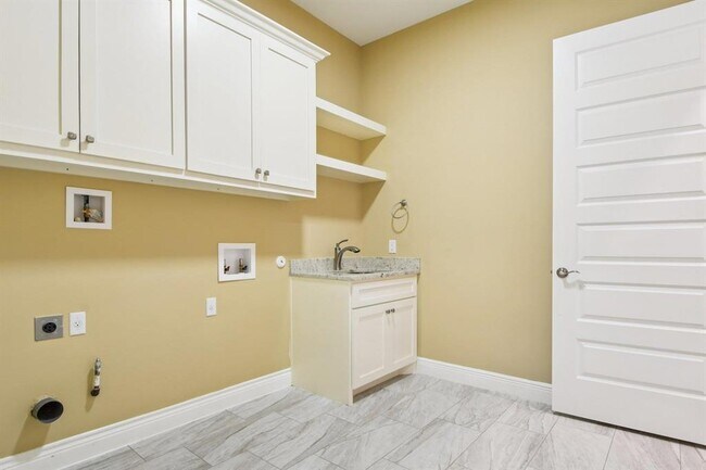 Building Photo - 124 Abamillo Dr