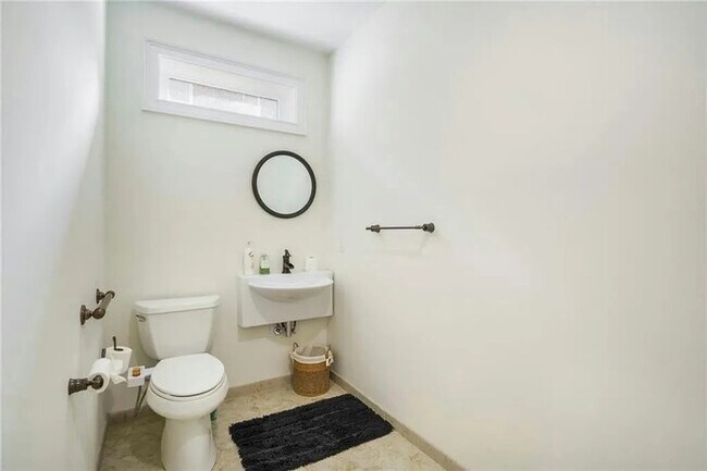 Building Photo - 2262 Meadowvale Dr NE