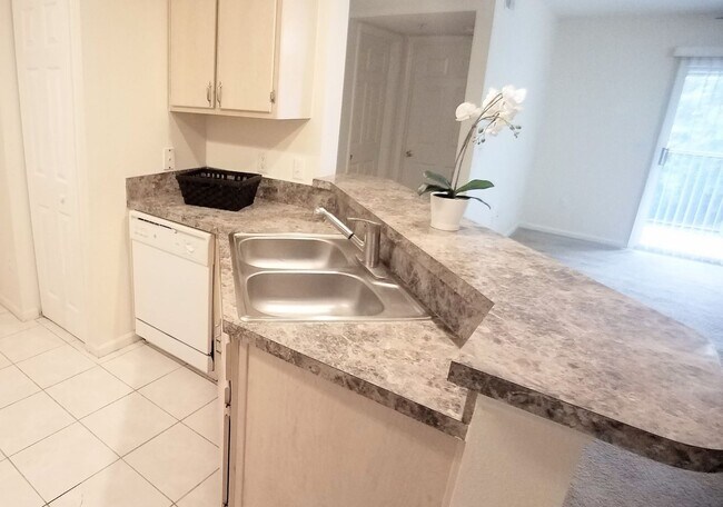 Building Photo - Beautiful 1/1 Condo x Rent @ The Crest at Waterford Lakes Close to UCF and Valencia College !!!