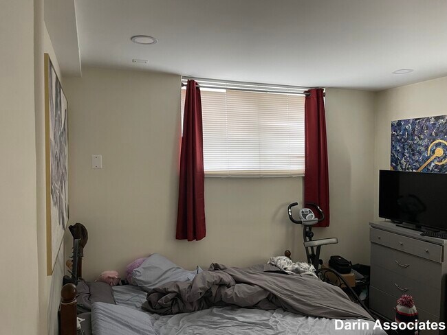 Building Photo - 37 Day St