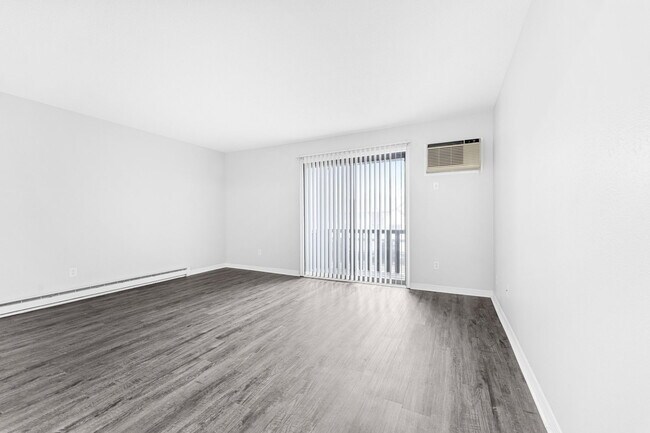 Building Photo - 5963 Walnut Cir Dr