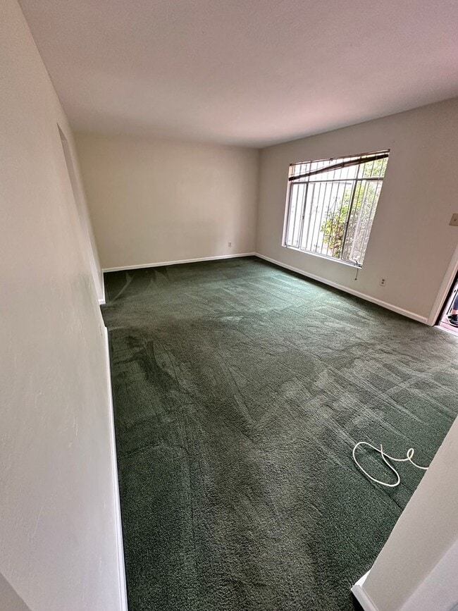 Building Photo - 3BR/2BA Single-Family House