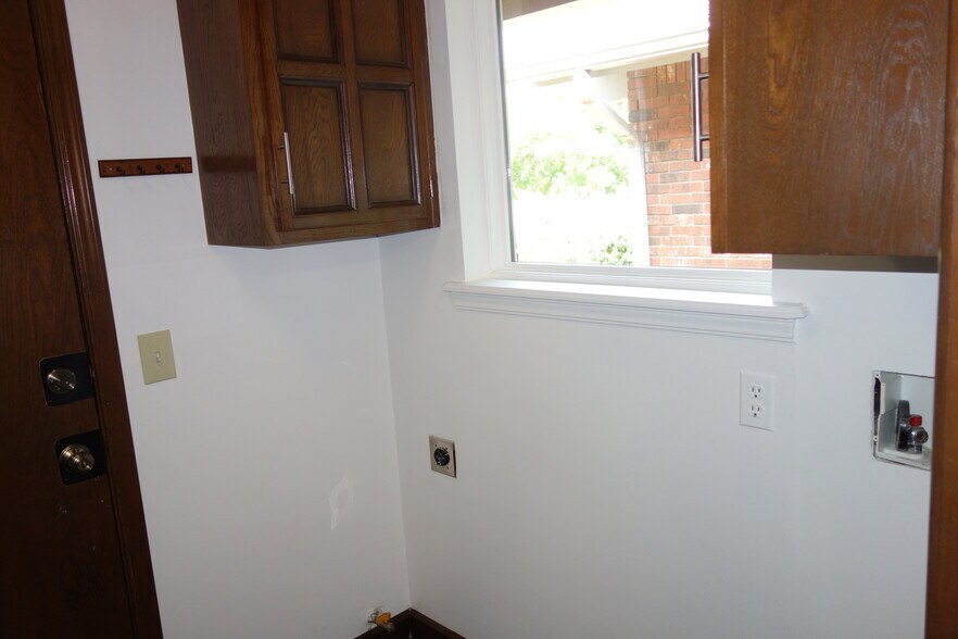 Building Photo - 3324 E 73rd St