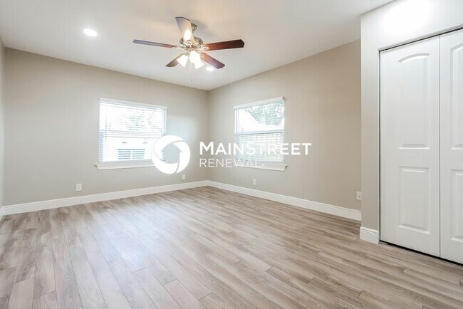 Building Photo - 4 Bedroom Pet-Friendly Home in Tampa, FL with Main Street Renewal