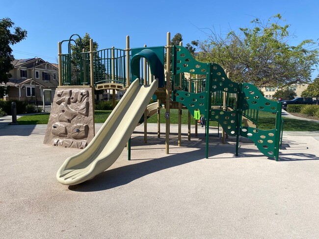 Building Photo - Large & Newer 4 Bedroom/3 Bath House in Sea Glass and Blue Strand Community